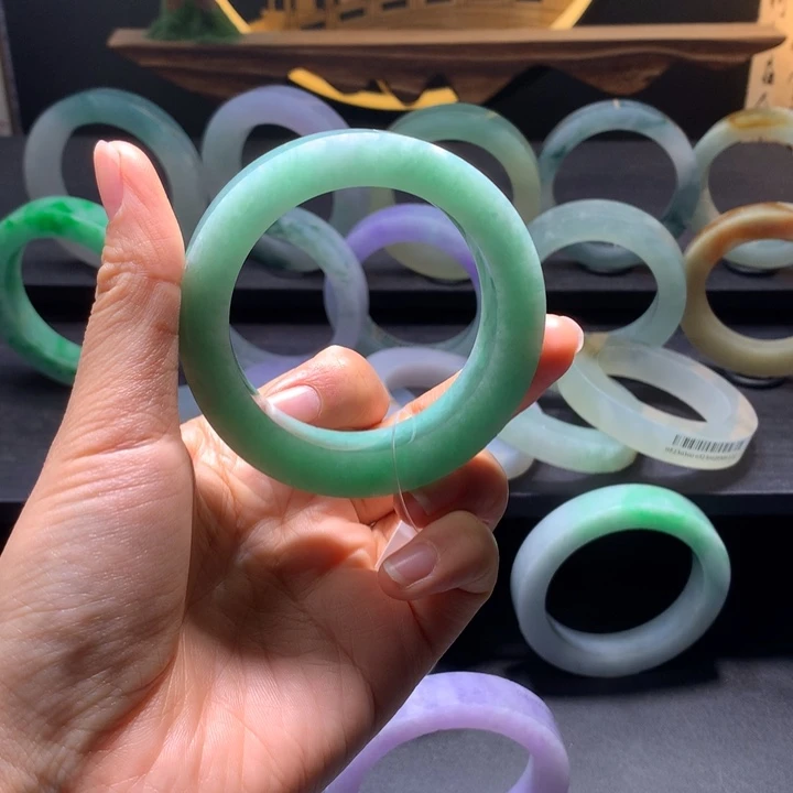 用***8定制翡翠未镶嵌翡翠手镯