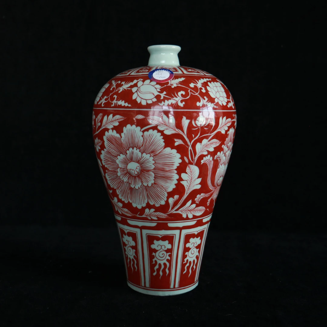 明代早期 矾红留白缠枝花卉梅瓶