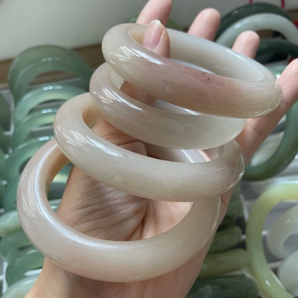 佘太翠藕粉贵气时尚玉镯多样性发货拍一发一