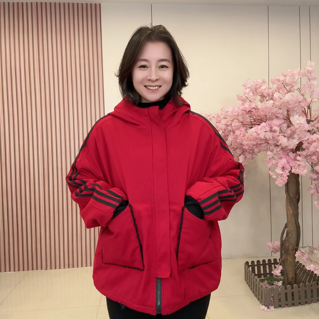 秋季时尚三杠加绒连帽外套 秋冬保暖运动风大码显瘦女装
