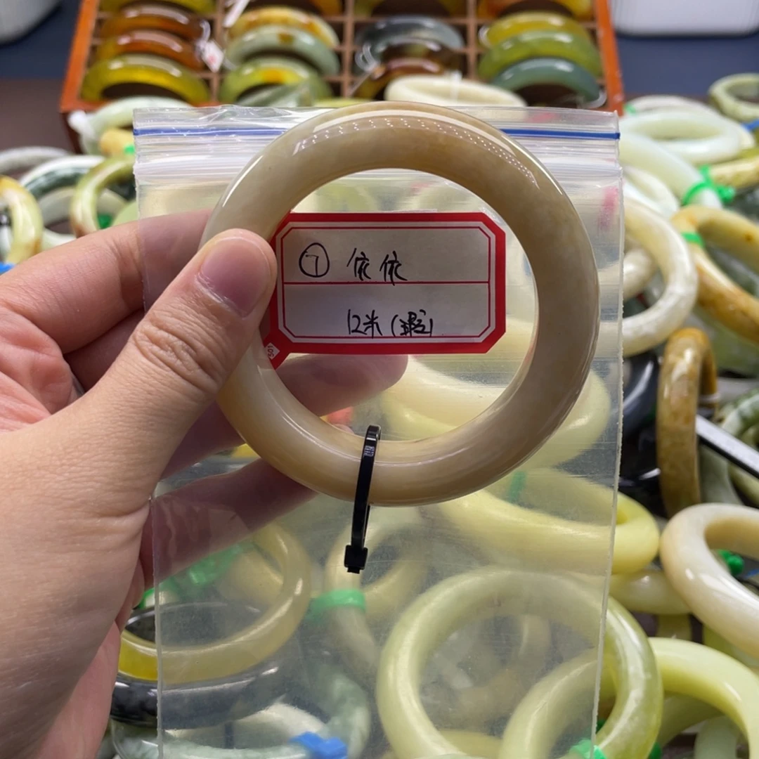 依***依蛇纹石玉未镶嵌手镯