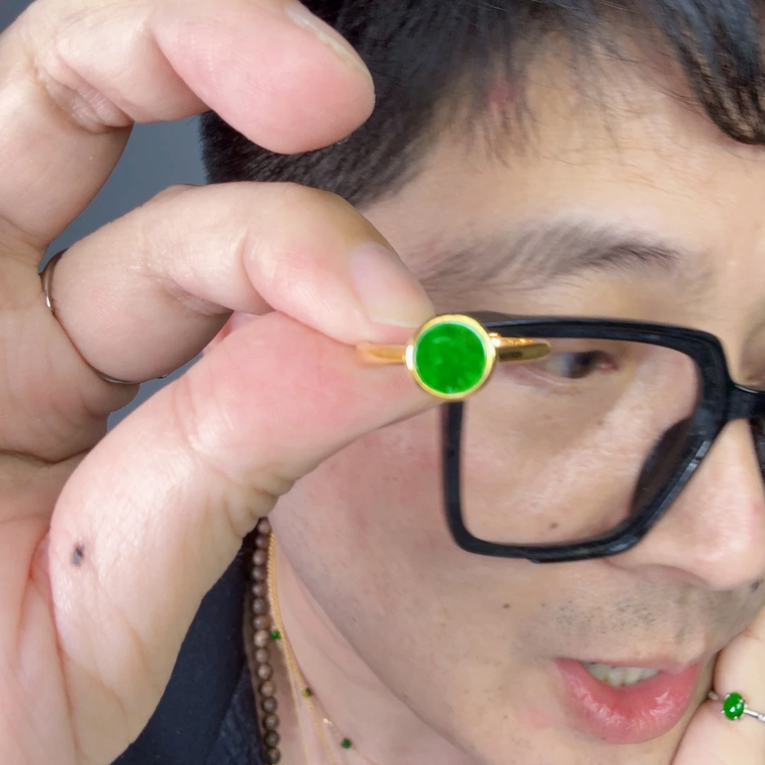 翡翠未镶嵌颈饰一件