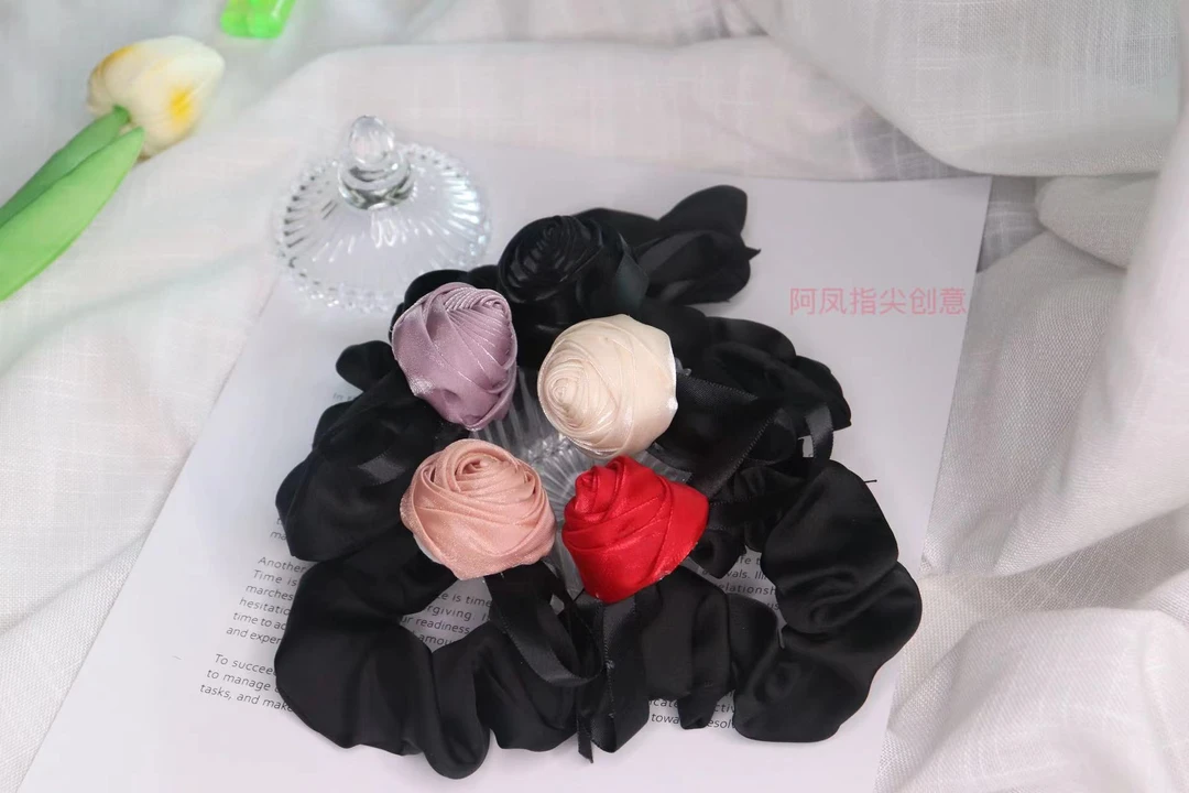 2025新款百搭纯手工玫瑰缎面肠圈高级感扎头绳时尚发饰创意简约