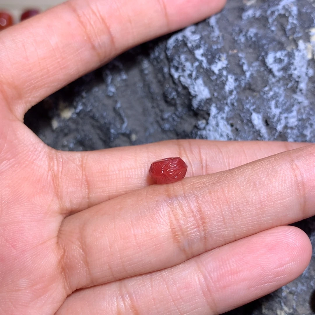南红玛瑙未镶嵌羽毛扣8×4.7
