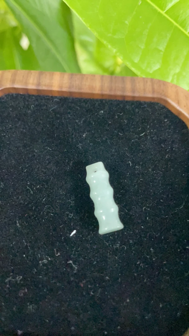 天然翡翠节节高升阳绿飘花有孔浅绿玉坠