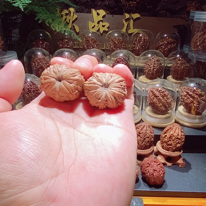 文玩核桃把件握**锋绣球