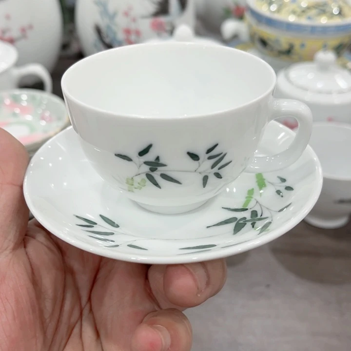 壶卫****阳釉下五彩的瓷器和瓷器