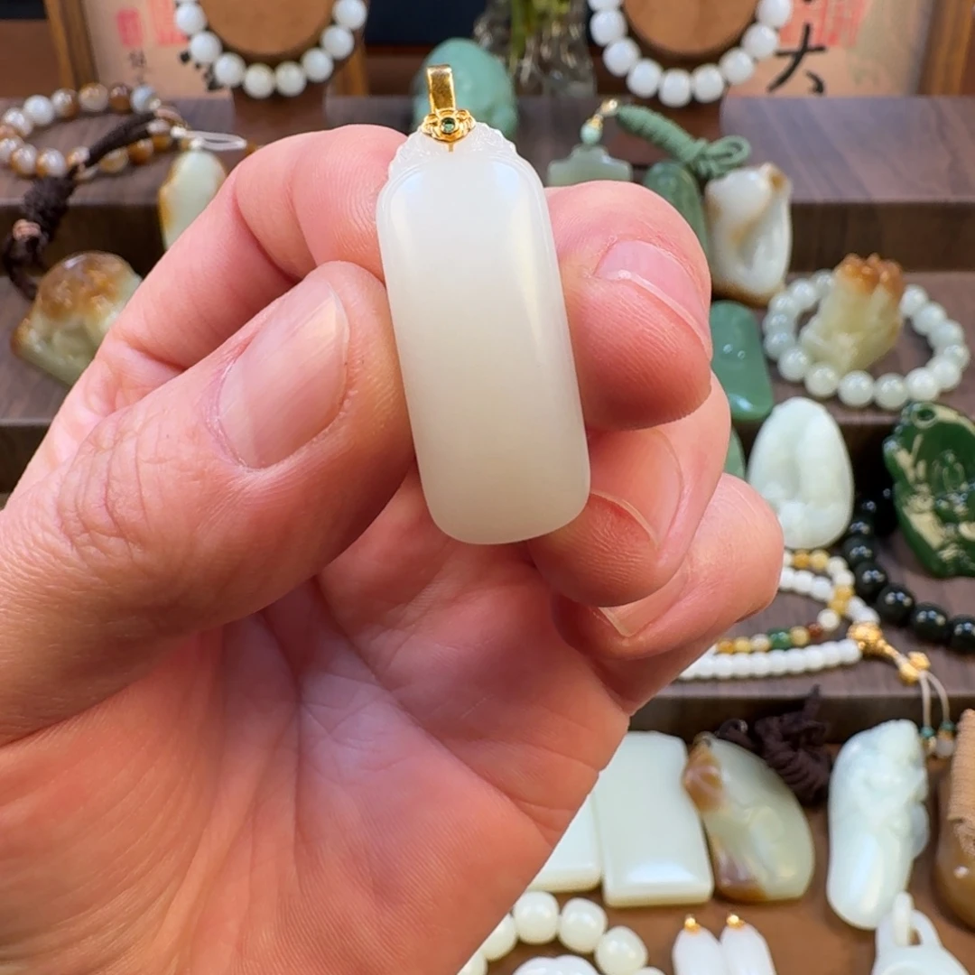 和田玉未镶嵌吊坠(赠链)