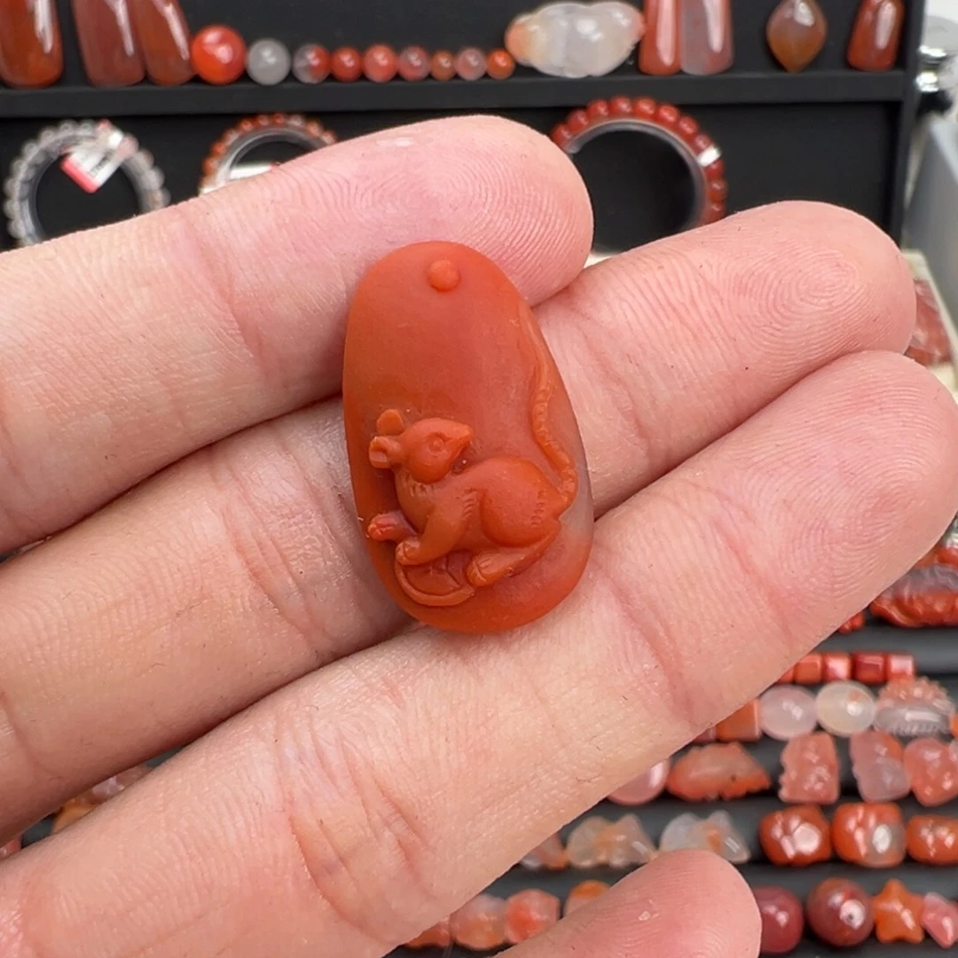 南红玛瑙未镶嵌颈饰鼠牌