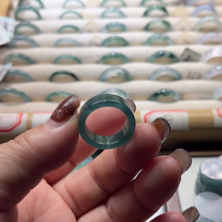 翡翠未镶嵌戒指蓝水