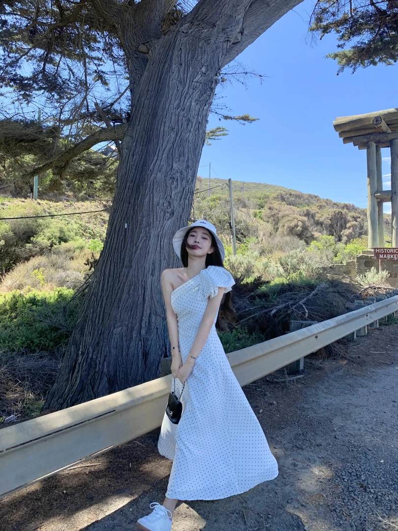 法式纯欲温柔风波点斜肩无袖连衣裙女夏季收腰显瘦度假风A字长裙