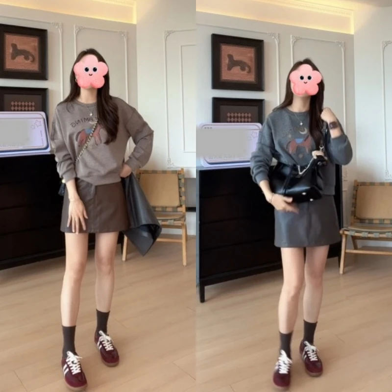 秋季刺绣小马印花圆领卫衣+休闲时尚百搭皮裤裙LK2505950