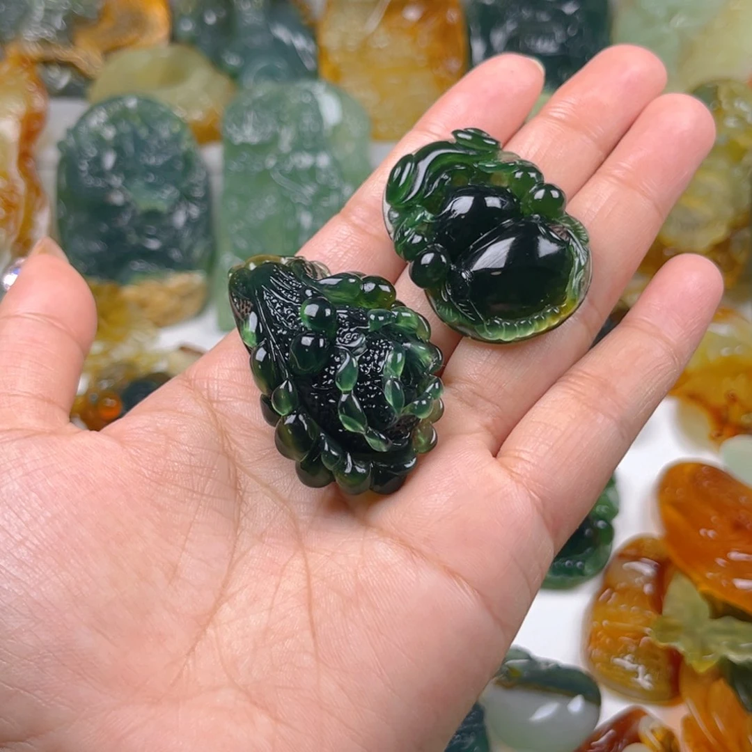 悦***尔蛇纹石玉未镶嵌颈饰