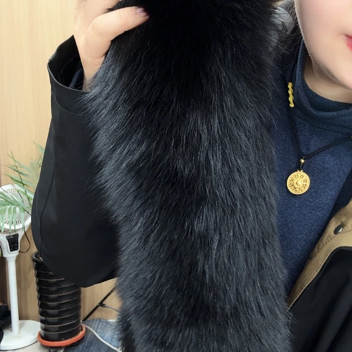 黑色的狐狸毛领短款的
