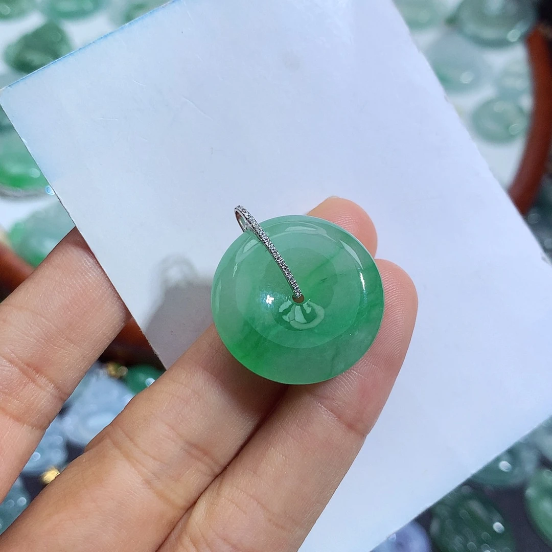 翡翠未镶嵌颈饰平安扣