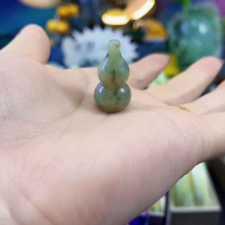 蛇纹石玉颈饰未镶嵌葫芦