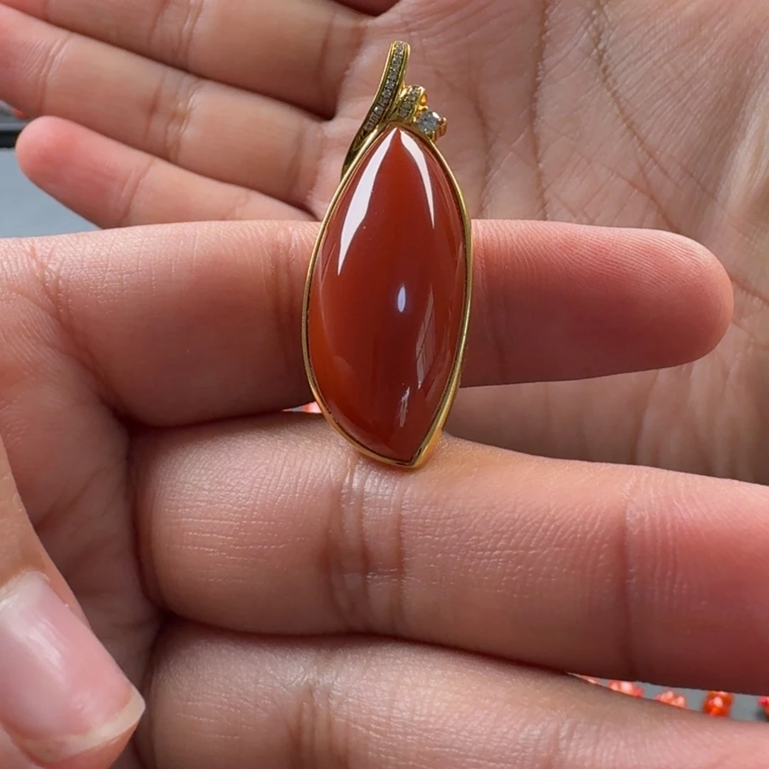 南红玛瑙18K金镶嵌马眼吊坠39.4*15mm