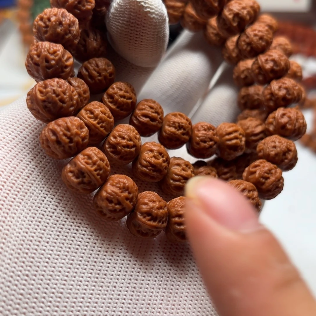 猴头核桃手串雕刻