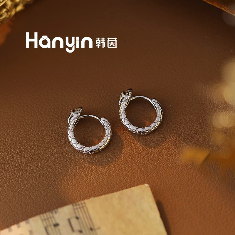 铜合金合成锆石耳饰 轻奢重工冷淡风绿色微镶菱格小蛇耳扣耳饰AAA