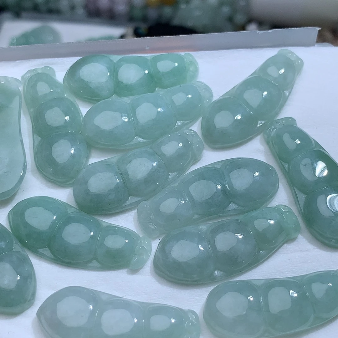 翡翠未镶嵌颈饰，发其中一个！