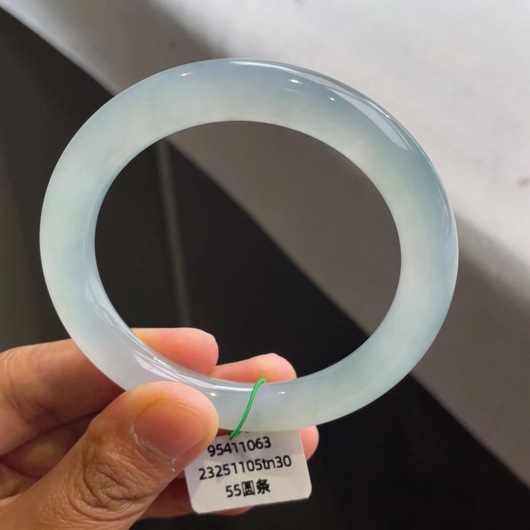 翡翠未镶嵌手镯冰胶晴底圆条