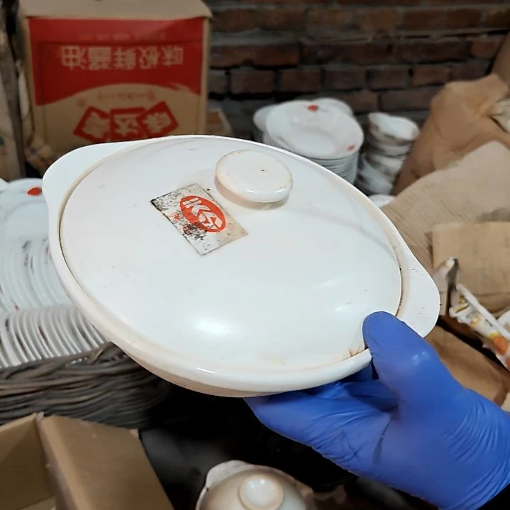 摆件盘子碗茶壶啥都有