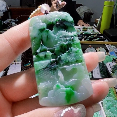 翡翠未镶嵌颈饰一个