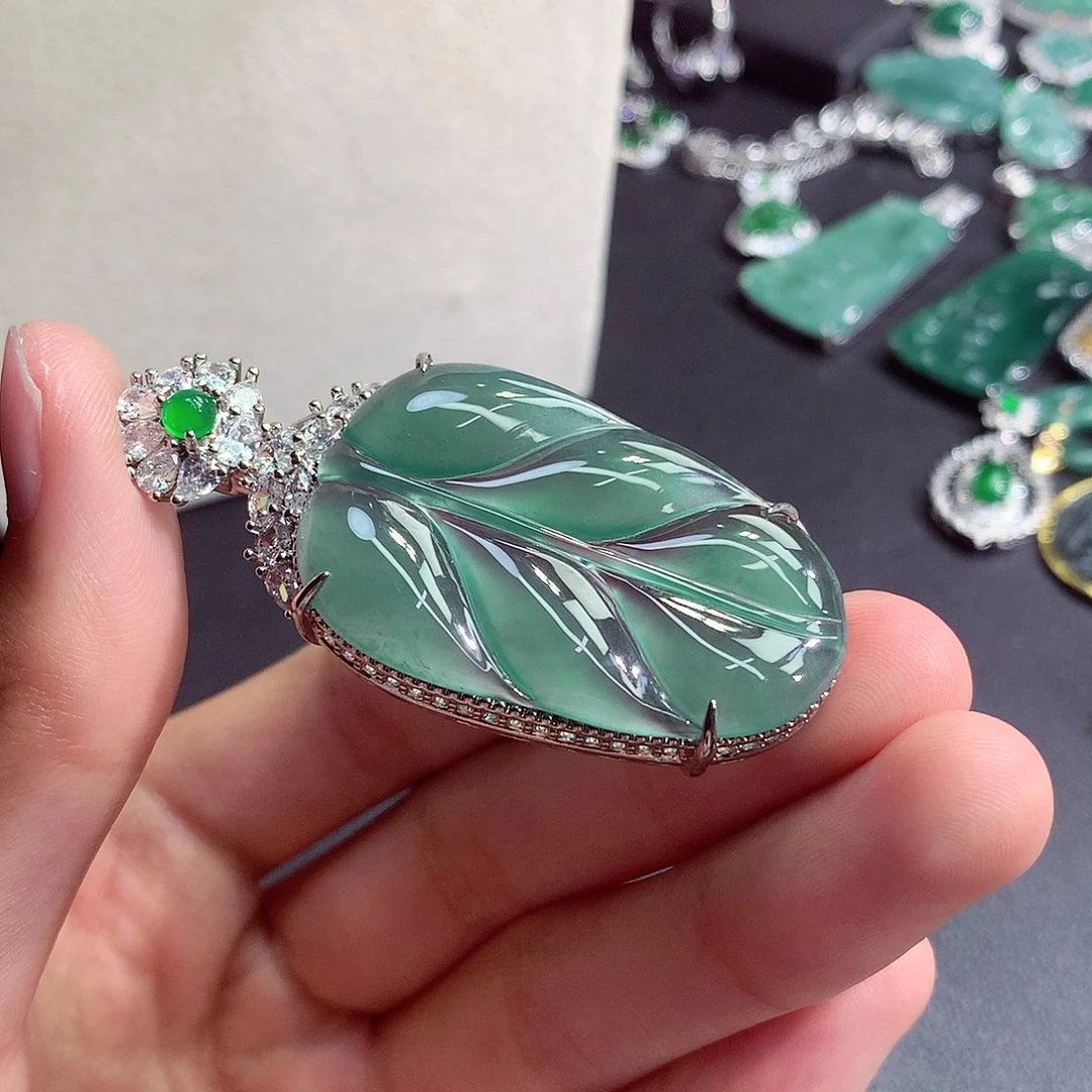 翡翠未镶嵌颈饰挂件