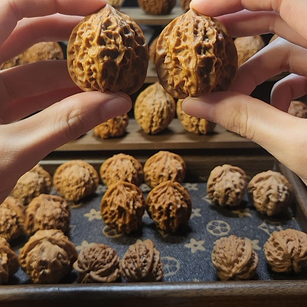 文玩核桃吊坠玉玲珑