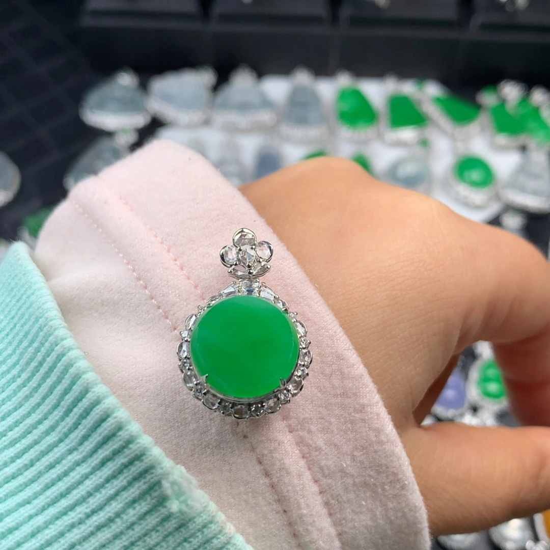 颈饰18K金镶嵌翡翠绿圆牌无事牌