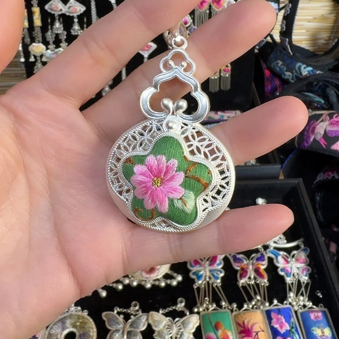 织绣民族风刺绣吊坠