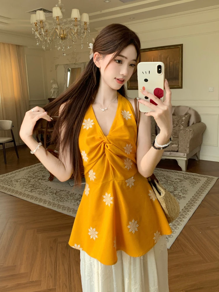 法式扭结度假风刺绣露肩挂脖背心女2025夏季新设计感收腰美背上衣