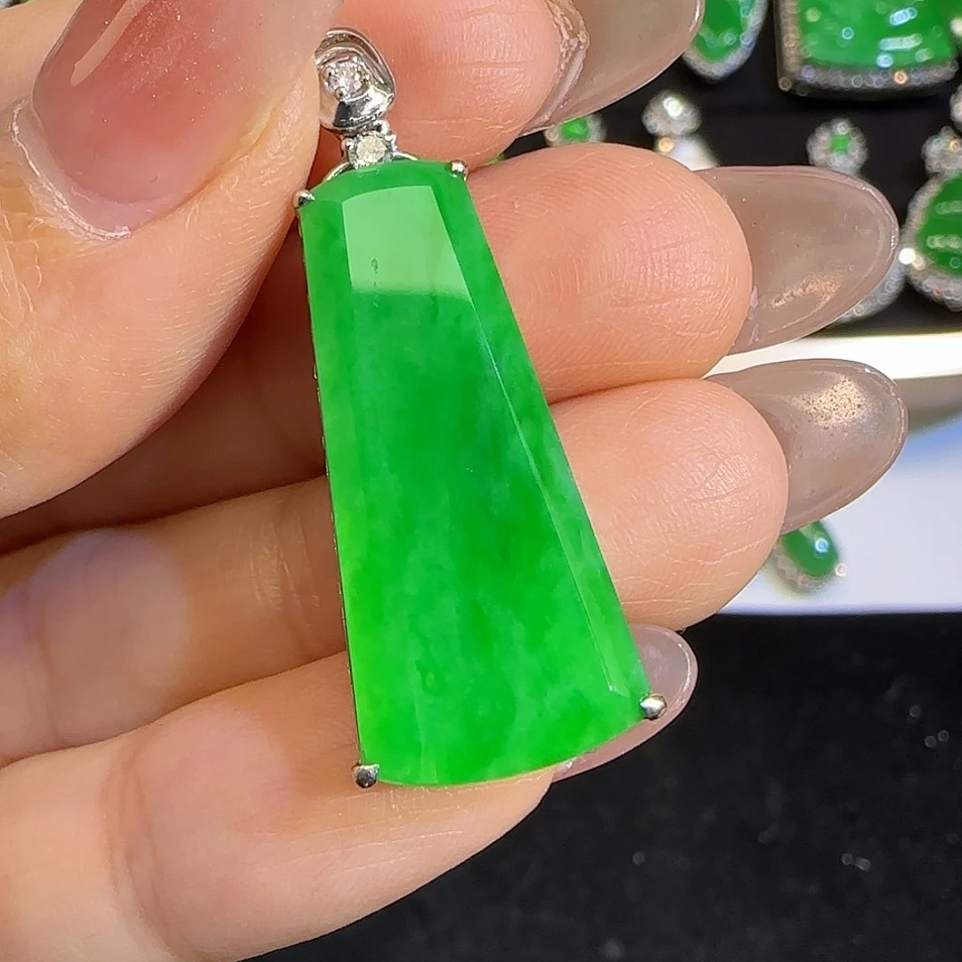 翡翠颈饰18K金镶嵌。