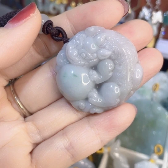 翡翠未镶嵌颈饰皮丘抱金珠
