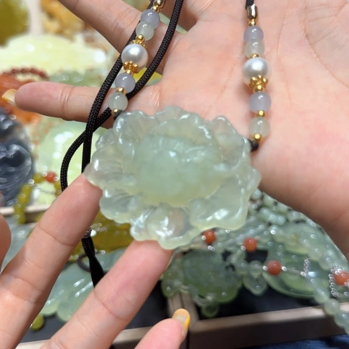 未镶嵌蛇纹石玉吊坠