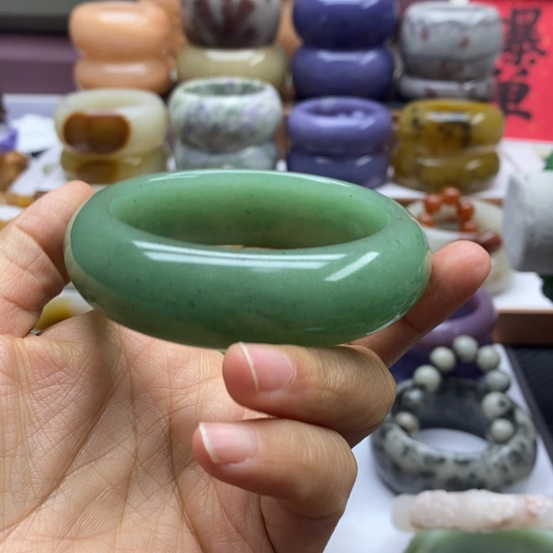 一***梦未镶嵌手镯石英岩玉