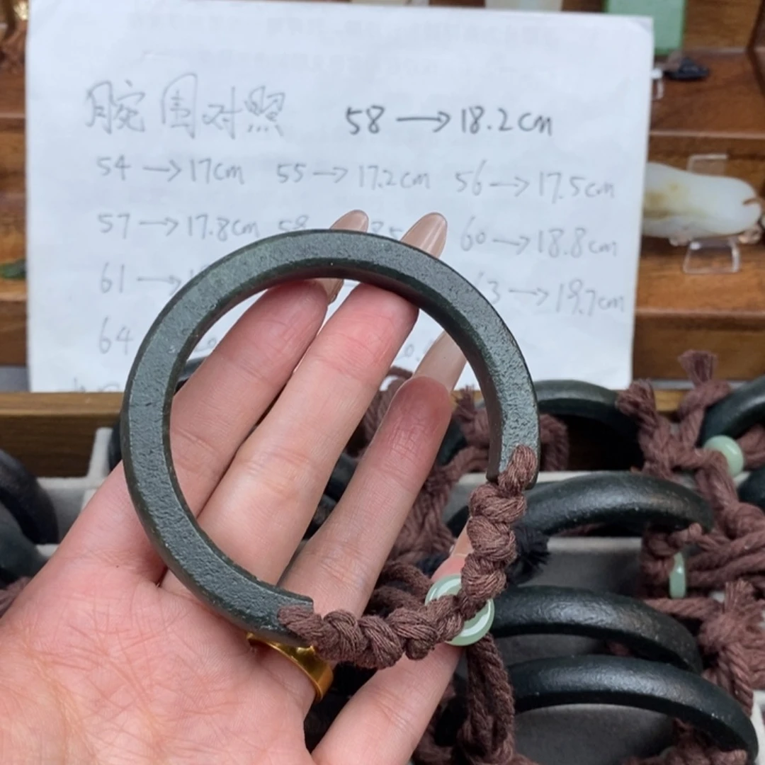 和田玉颈饰未镶嵌猫**人