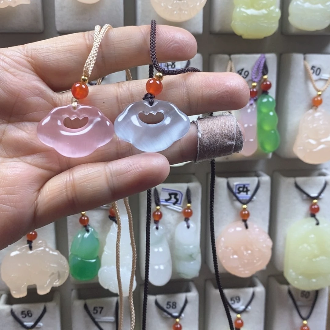 颈饰未镶嵌石英质玉（金丝玉）四*草