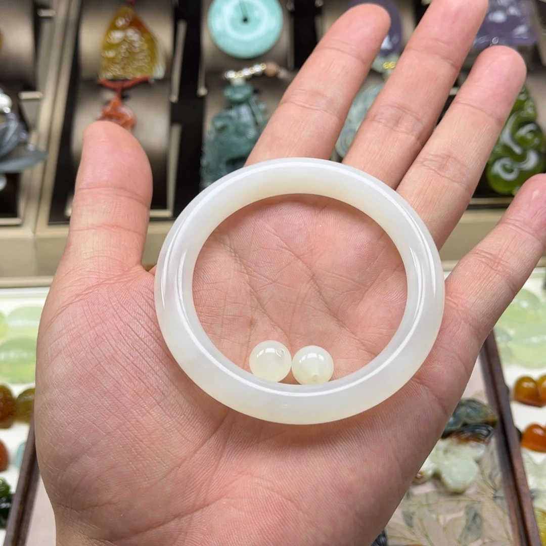 未镶嵌蛇纹石玉颈饰坏*人