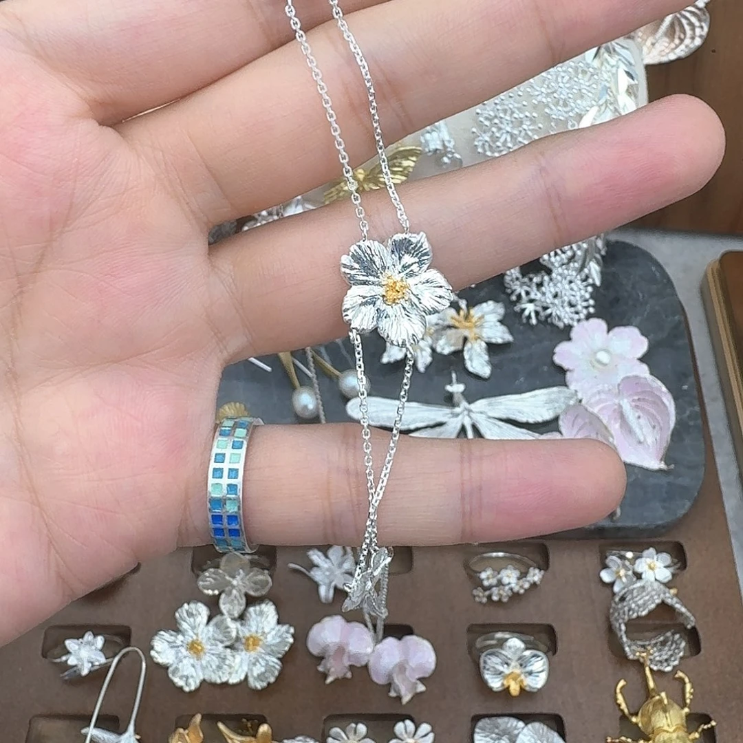 足银羽毛覆盆子项链