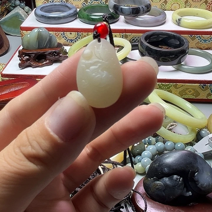 颈饰未镶嵌和田玉（糖玉）新疆且末糖蝶恋花微弱包容吊坠