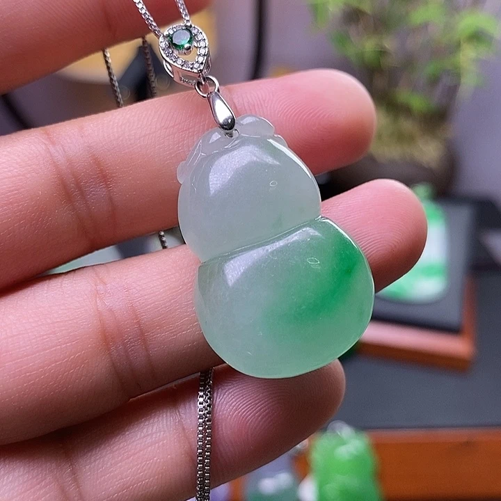 翡翠未镶嵌吊坠(赠链)