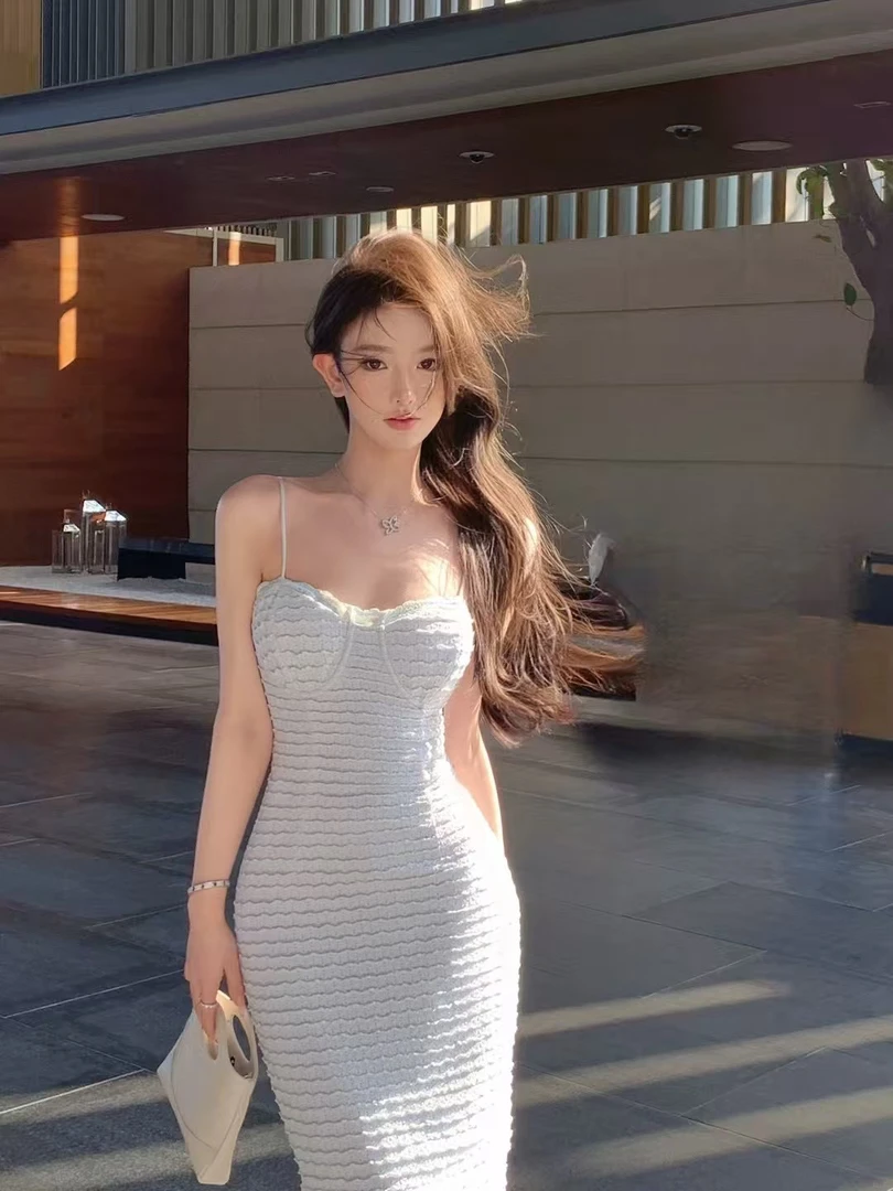 碎花吊带连衣裙法式气质设计显瘦海边度假裙针织时尚性感夏季纯欲