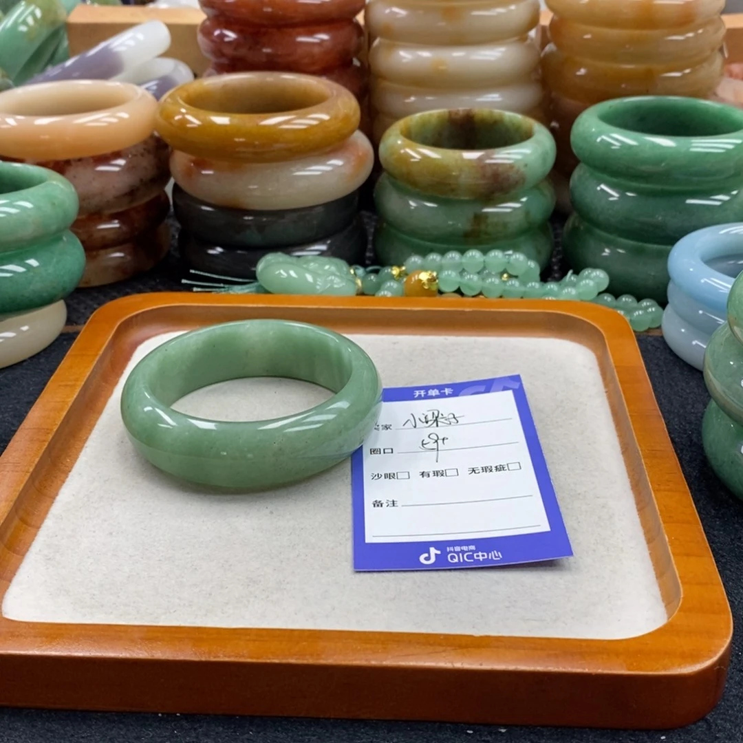 小***子石英质玉手镯未镶嵌