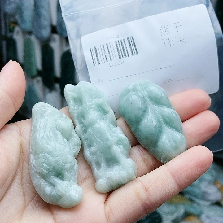 颈饰足铂镶嵌翡翠翡翠