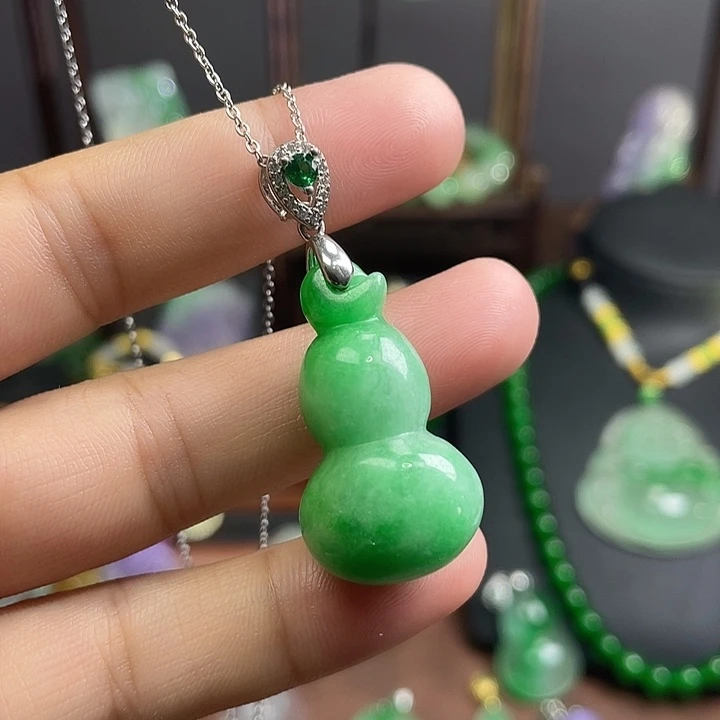 翡翠未镶嵌吊坠(赠链)
