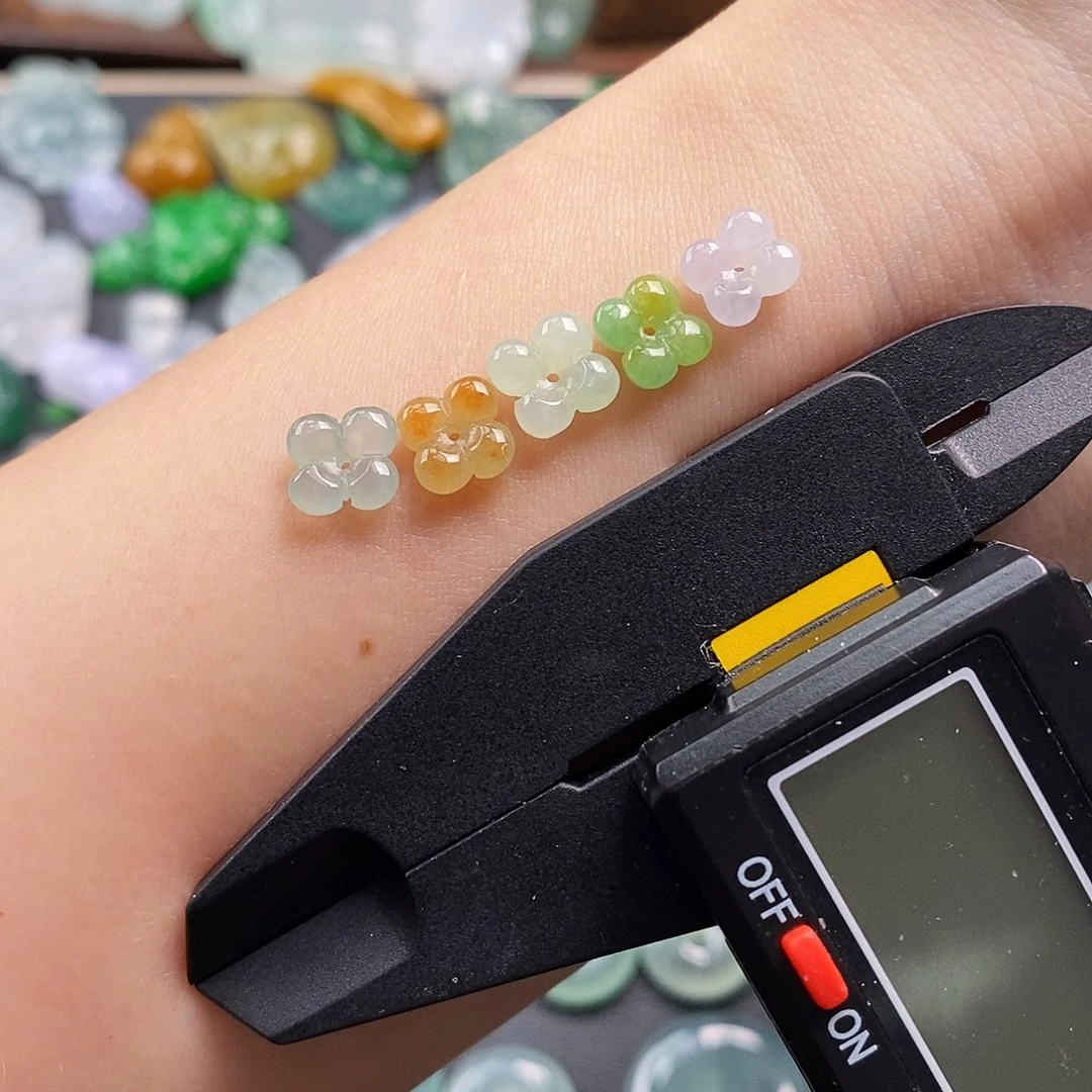 翡翠未镶嵌颈饰桂花