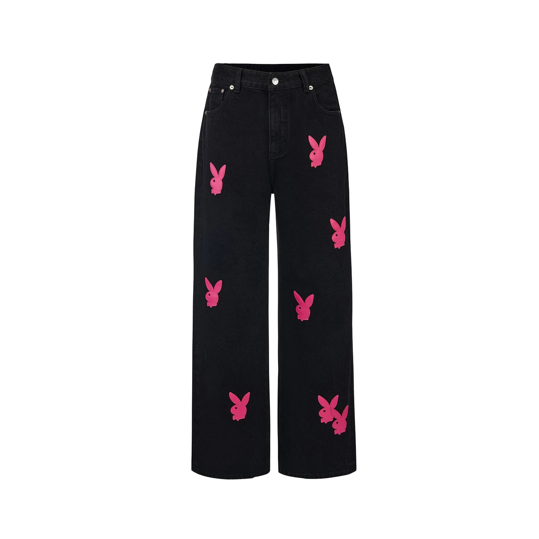 GB-GOODBRAND x PLAYBOY 2025FW 黑色满印粉色贴皮logo时尚牛仔裤