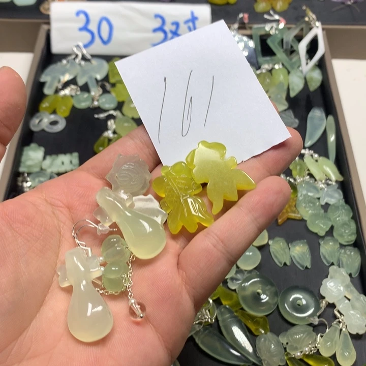 请***子蛇纹石玉未镶嵌耳钉