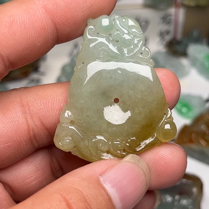 翡翠未镶嵌颈饰貔貅扣